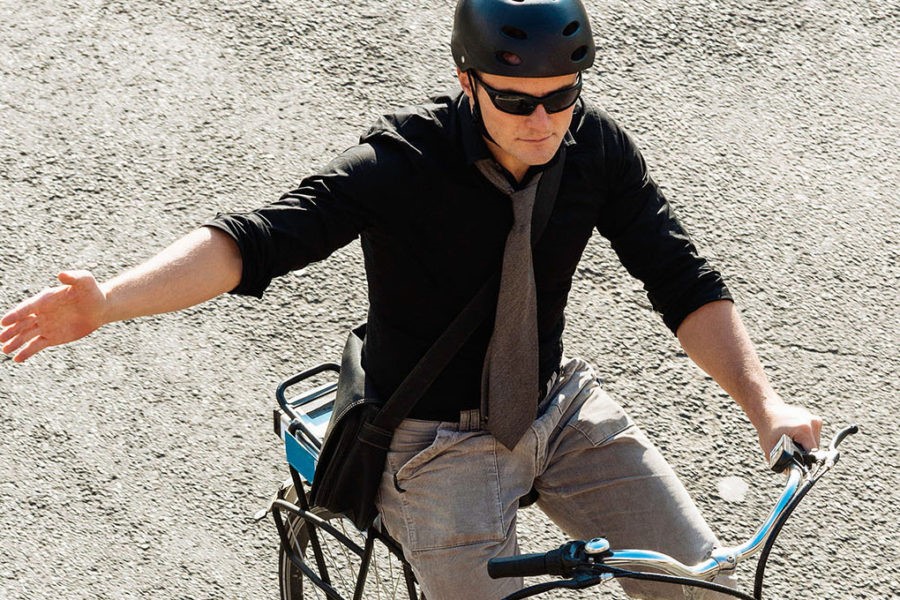 ANDA SEGURO EN TU BICICLETA: Señaliza correctamente con el brazo 